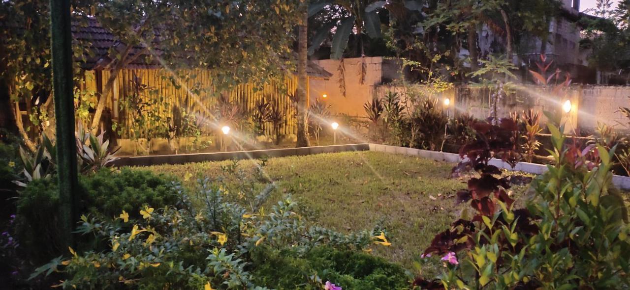 Savithri Inn Cottage Варкала Екстериор снимка