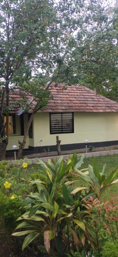 Savithri Inn Cottage Варкала Екстериор снимка