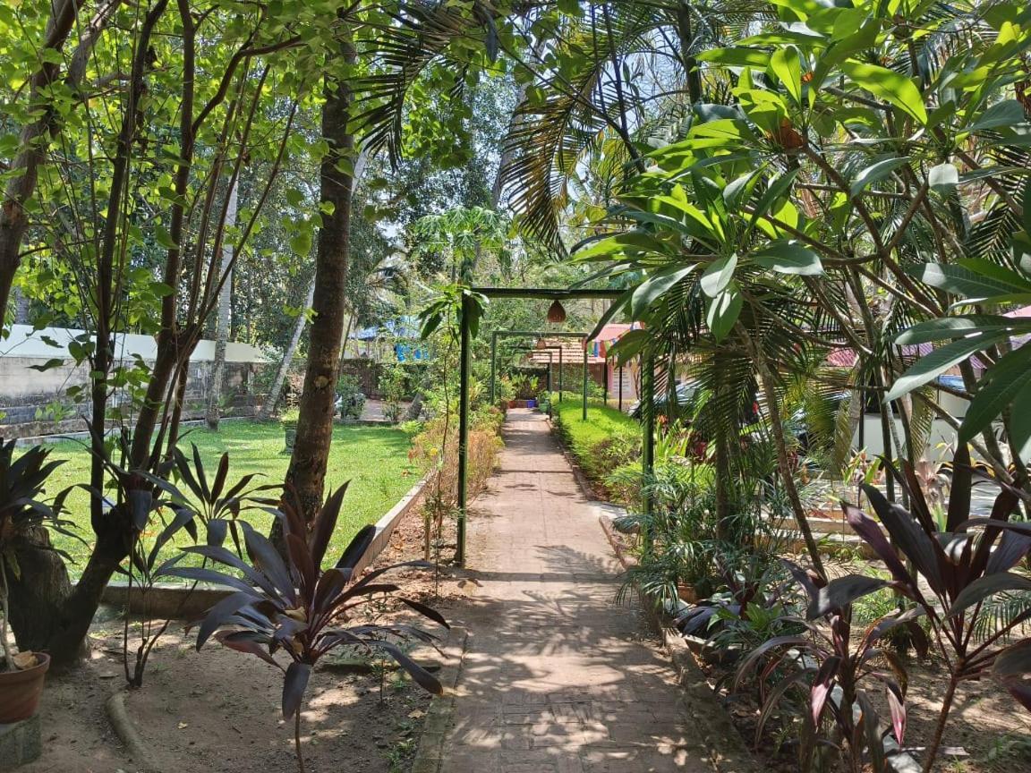 Savithri Inn Cottage Варкала Екстериор снимка