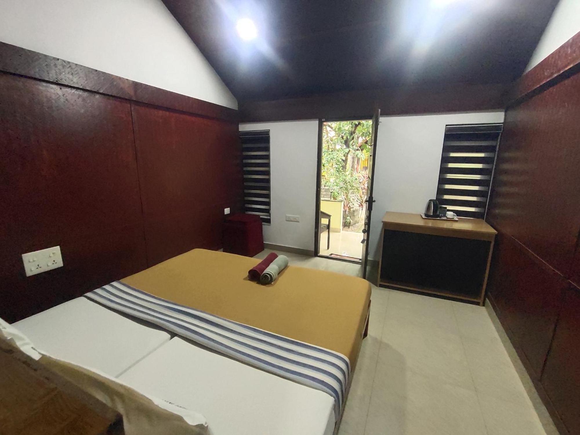 Savithri Inn Cottage Варкала Стая снимка