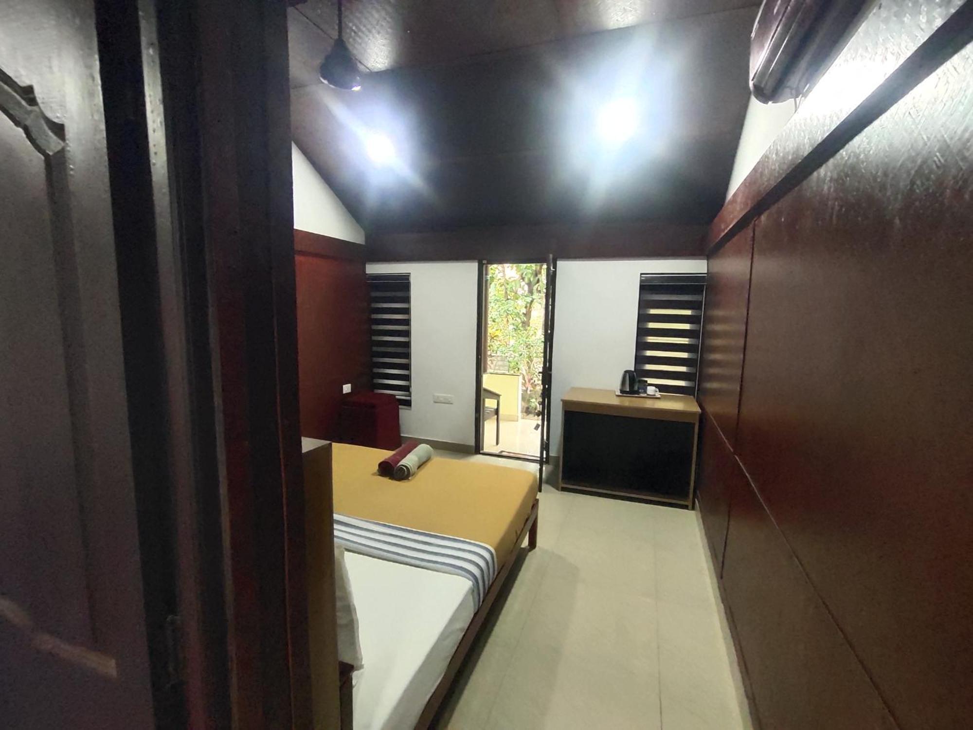 Savithri Inn Cottage Варкала Стая снимка